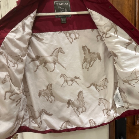 ARIAT Women's Woodside Quilted Red Button Vest - Picture 5 of 5